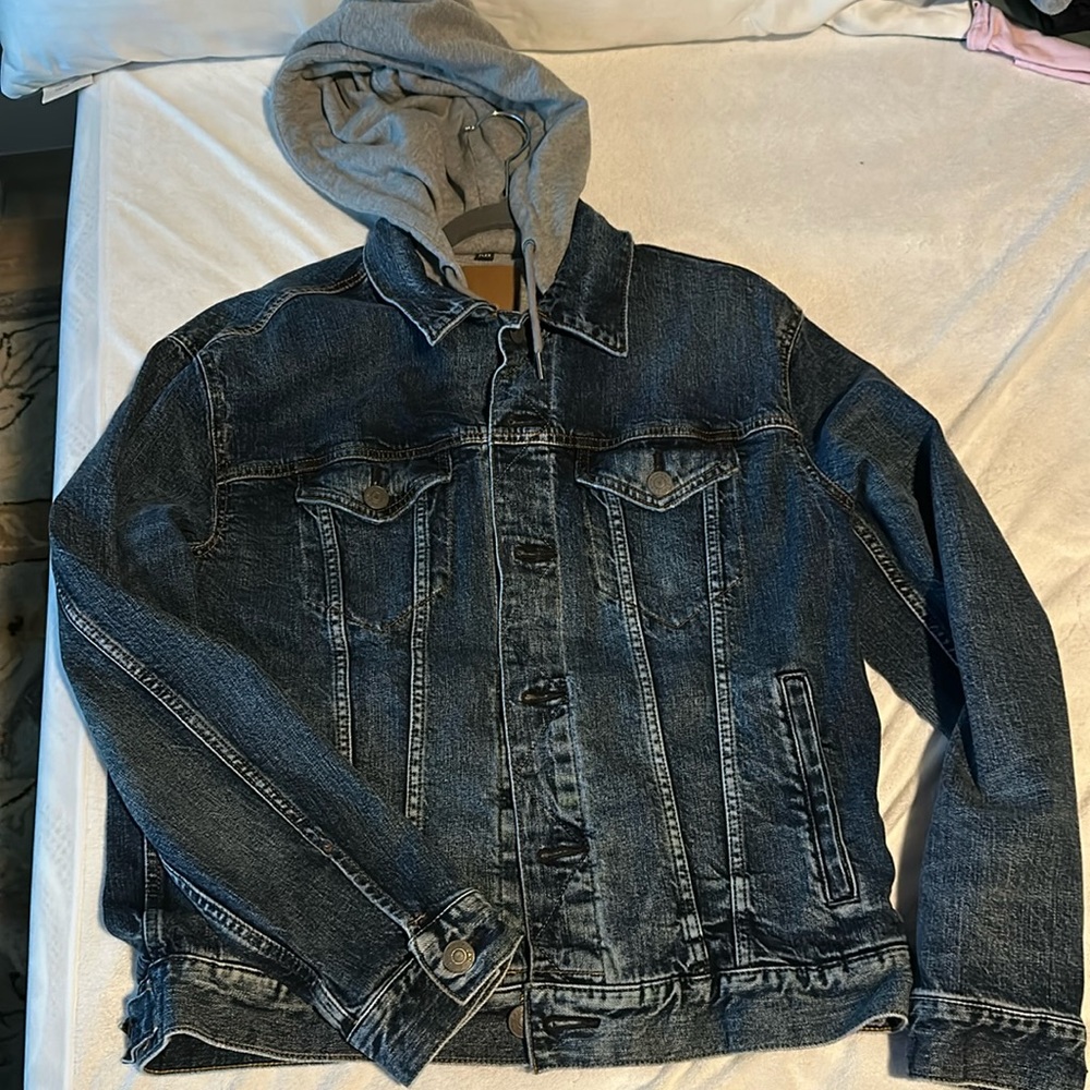 Mens American Eagle lined jean jacket with hoodie. Size medium.